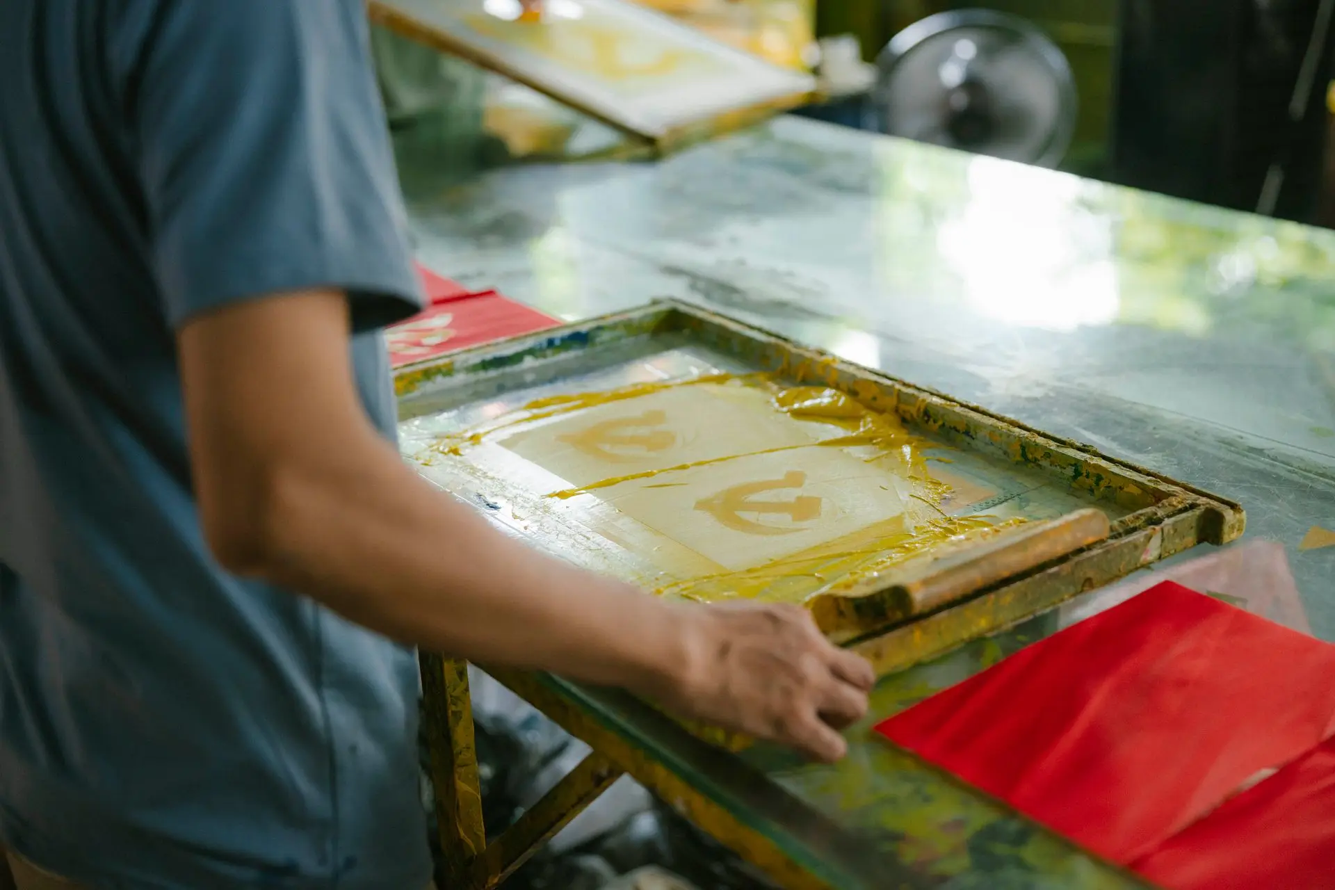Screen printing with a squeegee
